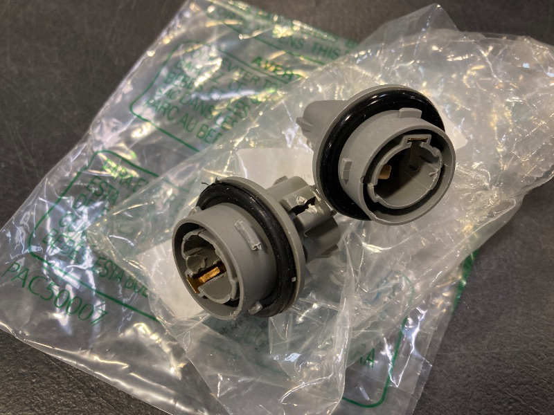 Photo 1 of VekAuto 2 Pcs No.9007599106 Front Turn Signal Lamp Socket Compatible for Toyota Avalon 2000-2004, Durable Plastic Gray Car Lamp Socket