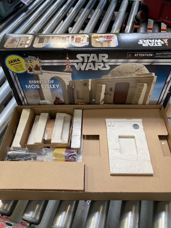 Photo 1 of STAR WARS The Vintage Collection Streets of Mos Eisley, A New Hope 3.75 Inch Collectible Action Figure Playset