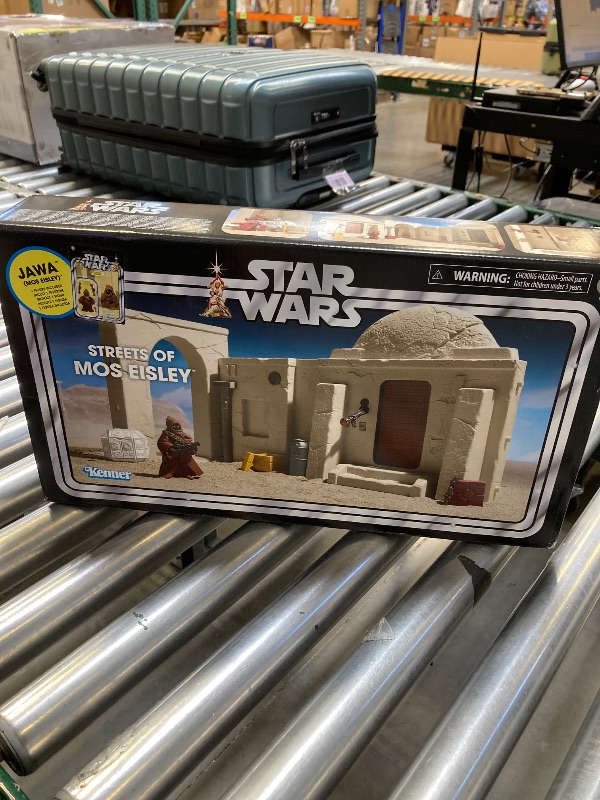Photo 1 of STAR WARS The Vintage Collection Streets of Mos Eisley, A New Hope 3.75 Inch Collectible Action Figure Playset