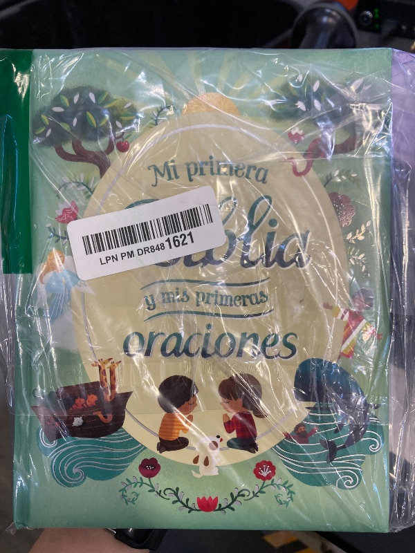 Photo 1 of Mi Primera Biblia y Mis Primeras Oraciones / My First Bible and Prayers Padded Treasury - Spanish Language, Ages 3-8; en español (Little Sunbeams) (Spanish Edition)