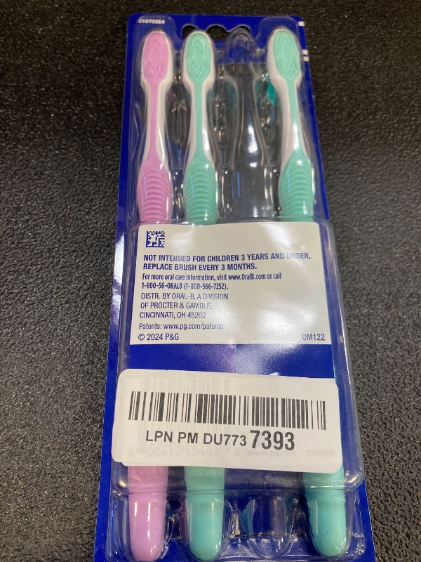 Photo 1 of Oral-B Advantage Vivid Dual Action Whitening Toothbrushes, Soft, Tooth Brush Pack of 4 Count, Tooth Brushes (Packaging and Product Color May Vary)