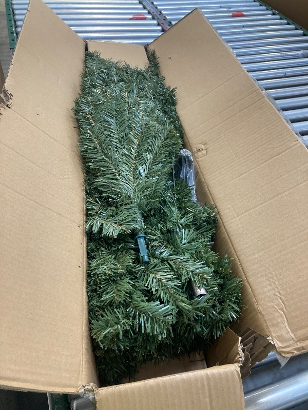 Photo 1 of Vebreda Christmas Tree 6ft Artificial Hinged Xmas Tree with 1,000 Branch Tips, Green
