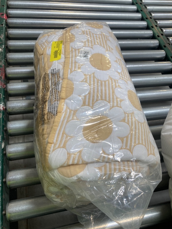 Photo 1 of Design Studio Daisy Flower Reversible Quilt Set
