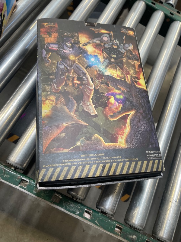 Photo 1 of incomplete ----------Pacific Rim McFarlane Toys Starter Pack Playset with Comic, Gold Label, Amazon Exclusive