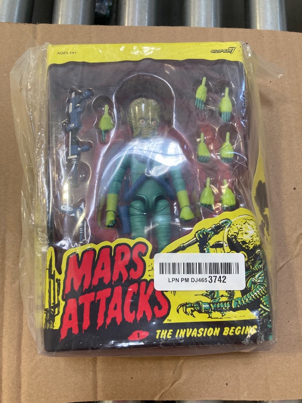 Photo 1 of Super7 ULTIMATES! Mars Attacks Martian The Invasion Begins - 7" Mars Attacks Action Figure with Accessories Vintage Collectibles and Retro Toys
