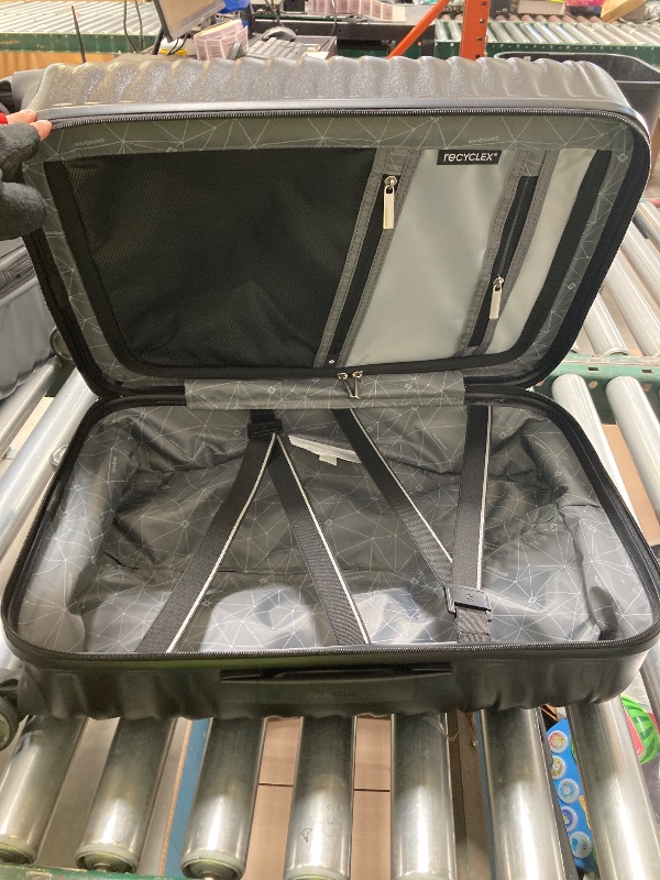 Photo 1 of Samsonite Carry On 22"