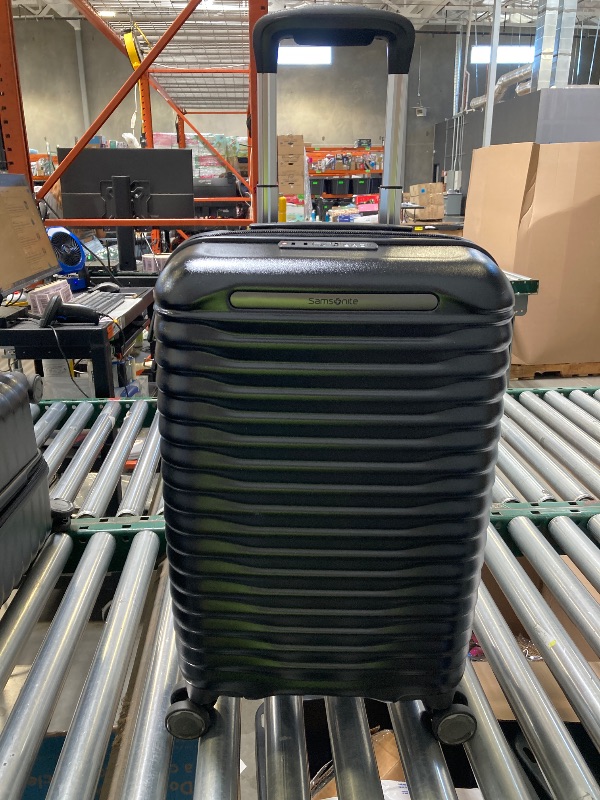 Photo 1 of Samsonite Carry On 22"