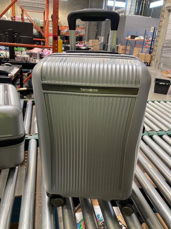 Photo 1 of Samsonite Carry On 22"