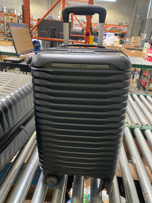 Photo 1 of Samsonite Carry On 22"