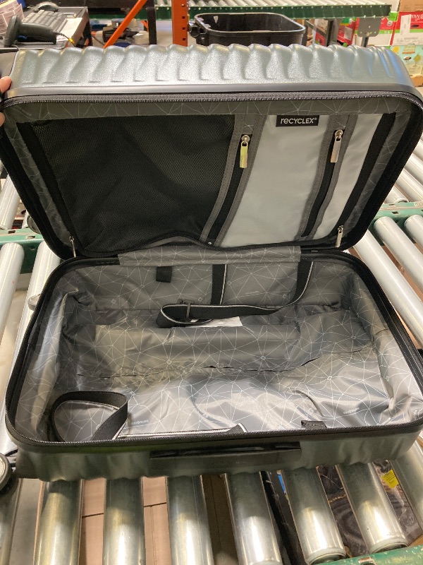 Photo 1 of Samsonite Carry On 22"