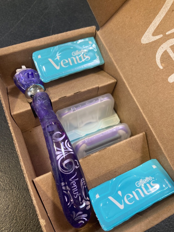 Photo 1 of Gillette Venus Deluxe Smooth Swirl Women's Razor Handle + 4 Blade Refills, Flexible Handle and Pivoting Head