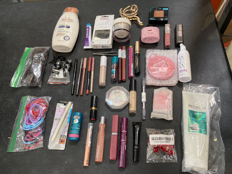 Photo 1 of Bag Lot of Miscellaneous Beauty and Hair Items / Final Sale 