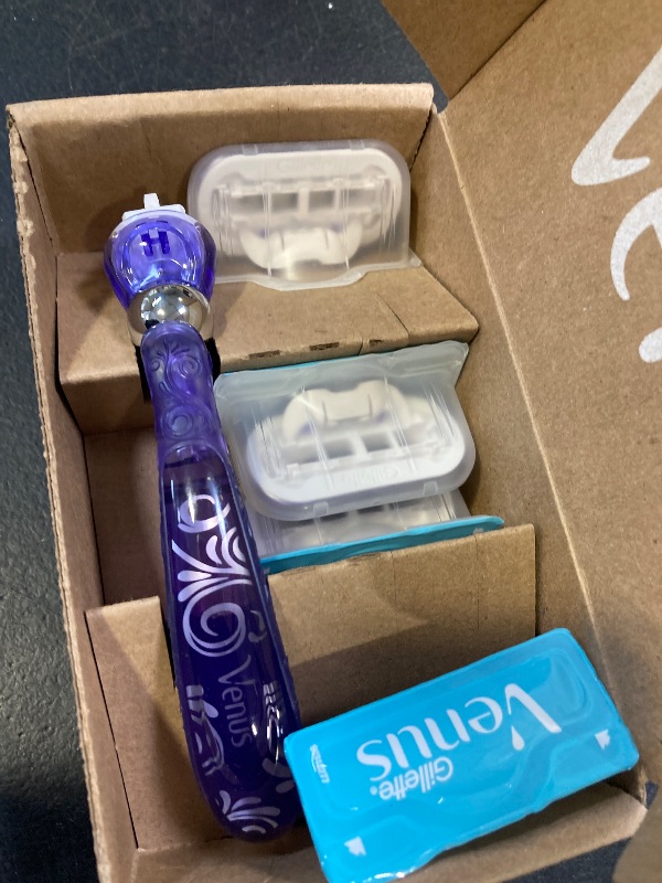 Photo 1 of Gillette Venus Deluxe Smooth Swirl Women's Razor Handle + 4 Blade Refills, Flexible Handle and Pivoting Head