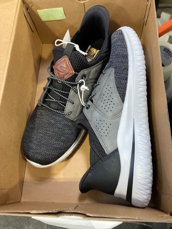 Photo 1 of Skechers Men's Delson Swift Fit Hands Free Shoe size 9