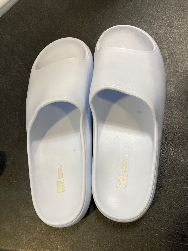 Photo 1 of 32 DEGREES Women's Cloud Slide | Slip-On | Waterproof | Pillow-Like Comfort | Lightweight, white , x- Large