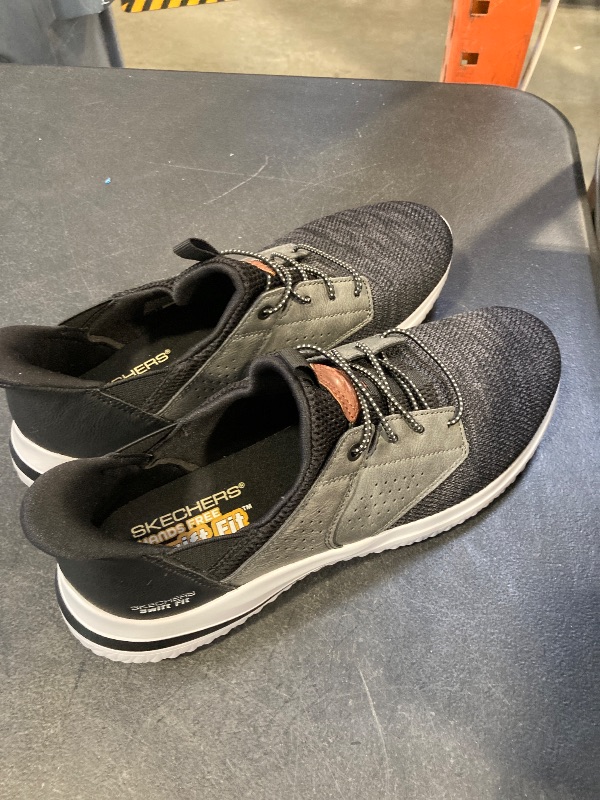 Photo 1 of Skechers Men's Delson Swift Fit Hands Free Shoe size 9.5
