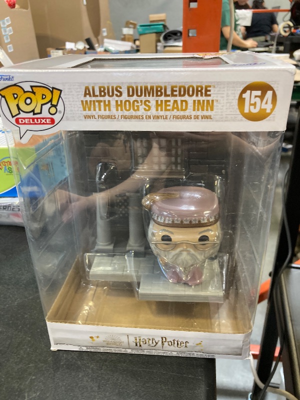 Photo 1 of Funko Pop! Deluxe: Harry Potter: Hogsmeade - Albus Dumbledore with Hog's Head Inn