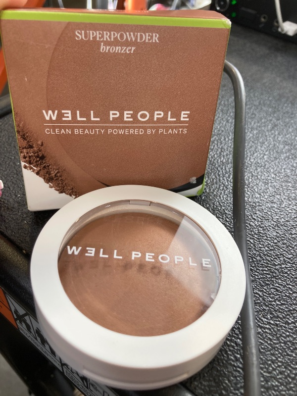 Photo 1 of Well People Superpowder Bronzing Powder, Hydrating Baked Bronzing Powder For A Natural Glow, Semi-matte Finish, Vegan & Cruelty-free, Golden Hour