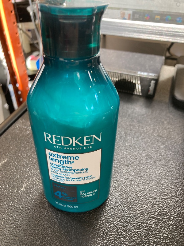 Photo 1 of Redken Extreme Length Conditioner | Infused With Biotin and Castor Oil | For Hair Growth | Fortifies, Strengthens & Conditions Hair