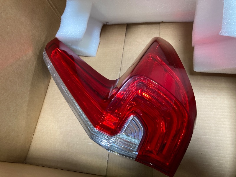 Photo 1 of 2017-19 HONDA CRV REAR RIGHT TAIL LIGHT OUTER TURN STOP TAILLIGHT LAMP PLUG CR-V