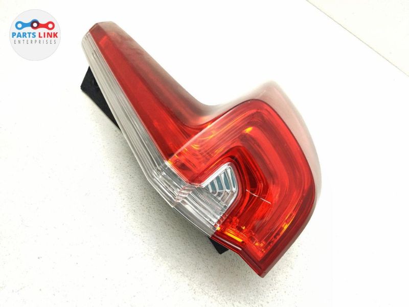 Photo 1 of 2017-19 HONDA CRV REAR RIGHT TAIL LIGHT OUTER TURN STOP TAILLIGHT LAMP PLUG CR-V