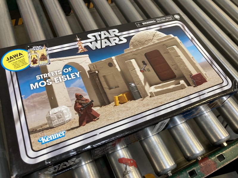 Photo 1 of STAR WARS The Vintage Collection Streets of Mos Eisley, A New Hope 3.75 Inch Collectible Action Figure Playset