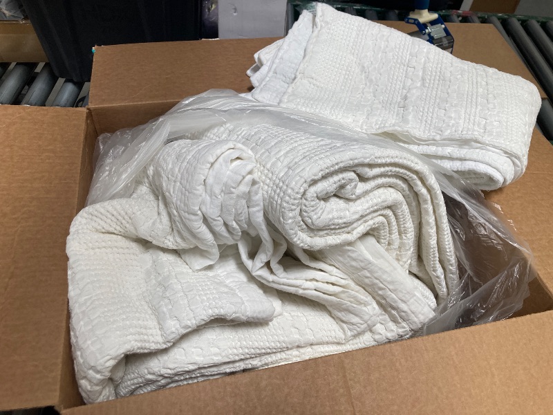 Photo 1 of ELEGANT COTTON QUILT SET, WHITE, KING SIZE 
