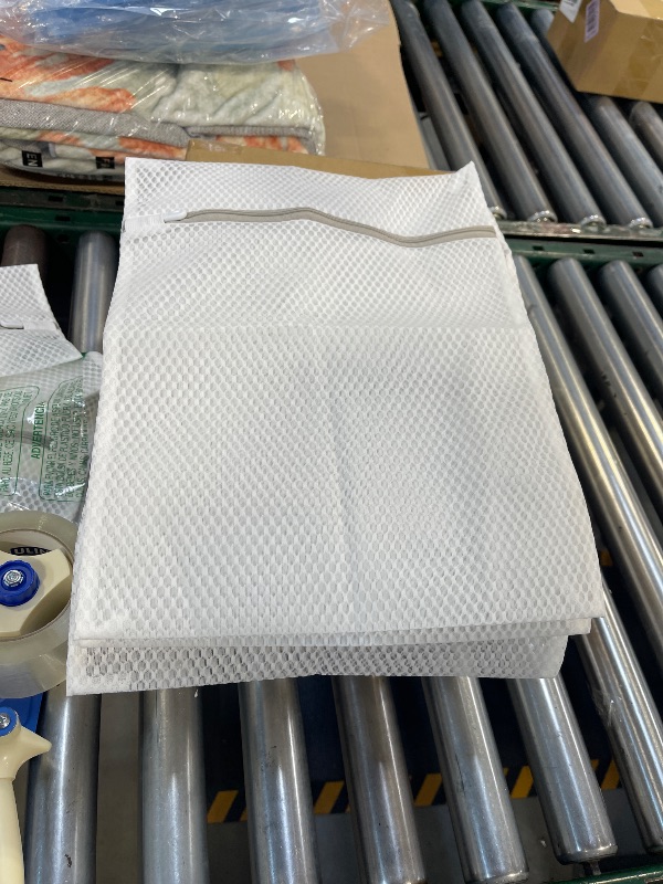 Photo 1 of Qtqgoitem Stocking Underwear Clothes Zip up Mesh Washing Bag 50cm x 60cm White (model: 845 268 408 694 892)
