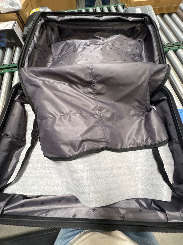 Photo 1 of it luggage Legion  Hardside 8 Wheel Expandable Spinner, Mountain View, 