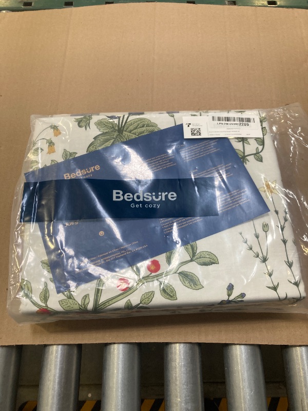 Photo 1 of Bedsure Duvet Cover Queen Size - 100% Cotton Reversible Floral Queen Duvet Cover Set with Zipper Closure, 3 Pieces Soft & Breathable Green Bedding Set with 2 Pillow Shams 20"x26"