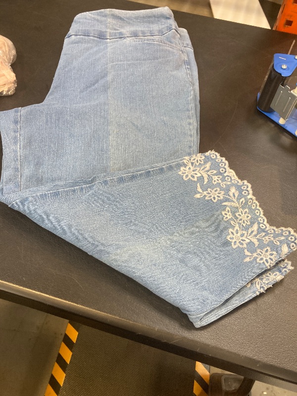 Photo 1 of Alfred Dunner Flower Power Womens Capri Pants, 16, Blue