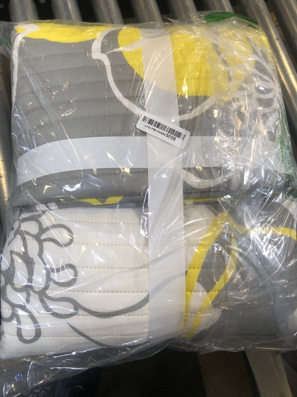 Photo 1 of Chic Home - QS1768-AN 3 Piece Woodside Abstract Large Scale Floral Printed with 2 Shams Quilt Set, Queen, Yellow