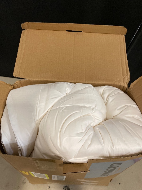 Photo 1 of 100% Wool Comforter All Season Midweight Duvet Insert Noiseless Pure Cotton Shell Comforter Temperature Regulation Breathable Comfortable Wool Bedding for Luxurious Sleep Queen Size
