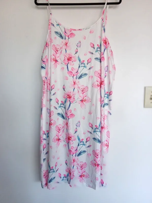 Photo 1 of Size 4XL Ladies sleep gown in ivory w/ pink floral print