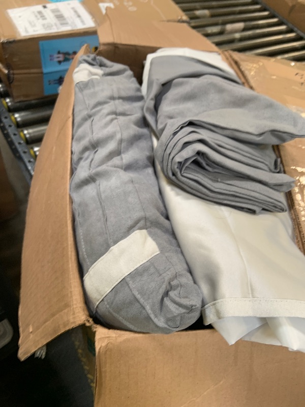 Photo 1 of Pillow and sheet set