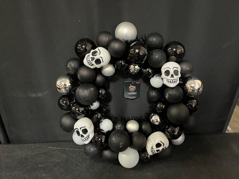 Photo 1 of Hyde and Eek shatter-resistant reef skulls black and white