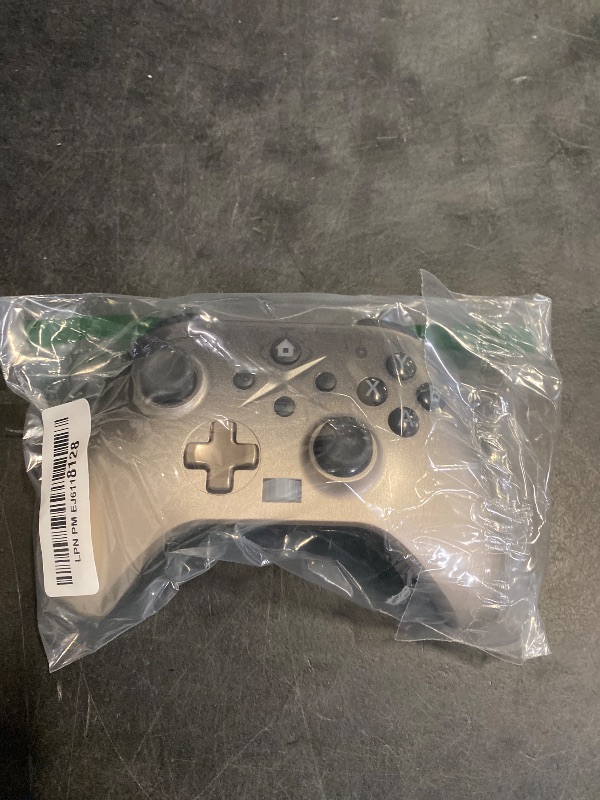 Photo 1 of Dinosoo Wireless Controller for Xbox Series X|S, Xbox One & PC, Bluetooth, Dual Vibration, TURBO, Macro, 3.5mm Audio Jack Gradient Silver - Upgrading with a PC before connecting to X-box