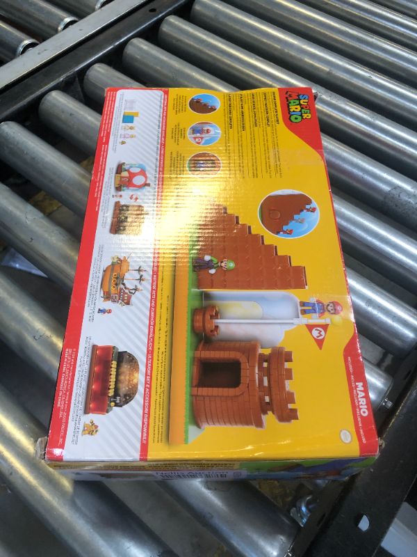 Photo 1 of SUPER MARIO Nintendo 2.5" Action Figures Course Complete Playset with Mario Figure, Interactive Stairs, Flagpole, Castle, and Base Platform