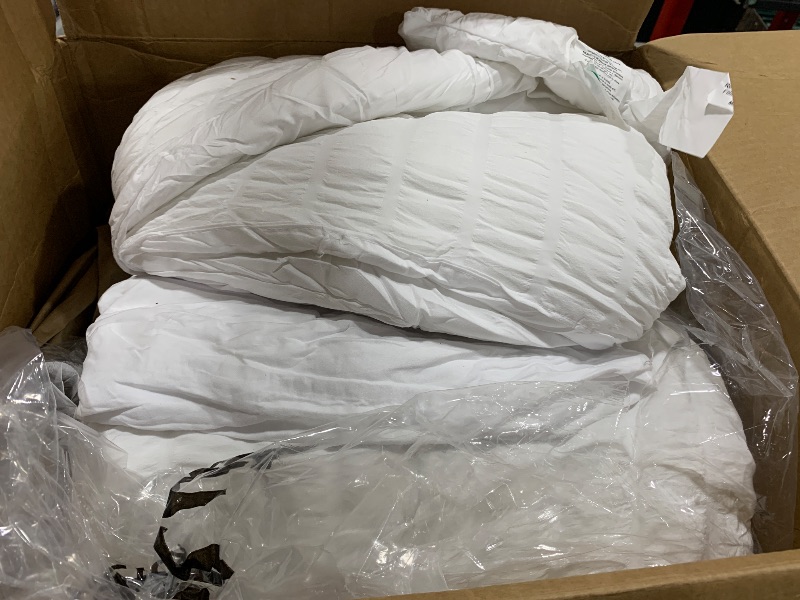 Photo 1 of COMFORTER 102 X 90 INCH