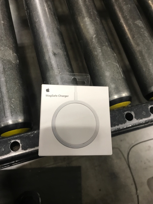 Photo 1 of Apple MagSafe Charger (1 m): Wireless Charger with Fast-Charging Capability
