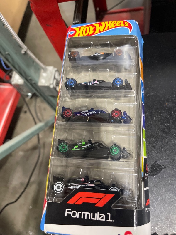 Photo 1 of Hot Wheels Toy Cars Formula 1 5-Pack, Set of 5 1:64 Scale Die-Cast Vehicles Featuring F1 Racing Team Decos, Collectible Race Cars