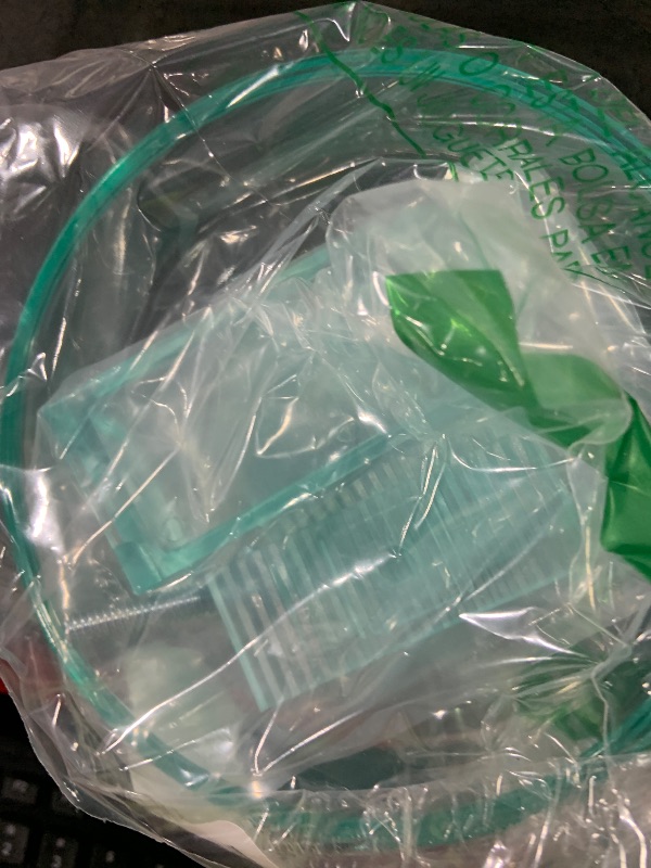 Photo 1 of Lixit Quick Lock Bird Cage Bath for Lovebirds, Canaries, Finches, Parakeets, and Cockatiels and Other Small to Medium Feathered Friends (Pack of 1)