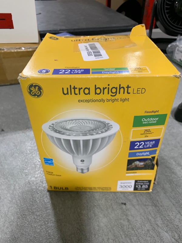 Photo 1 of GE Ultra Bright LED Light Bulbs, 250 Watt, Daylight, PAR38 Floodlights