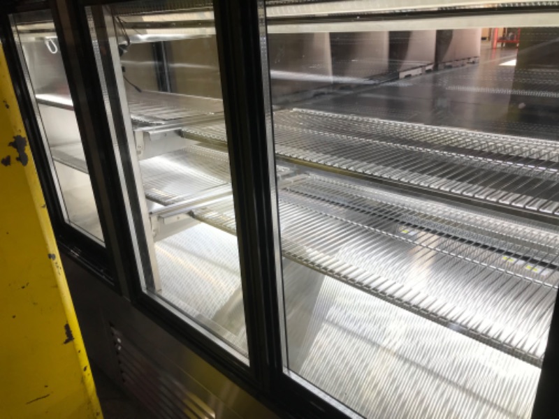 Photo 1 of VEVOR Deli Case, 32 Cu.Ft./901L Large Pastry Display Case, 4-Tier Commercial Display Refrigerator with LED Lighting, Downdraft Cooling, Movable with Casters, for Bakery
**TESTED**
CHECK COMMENTS