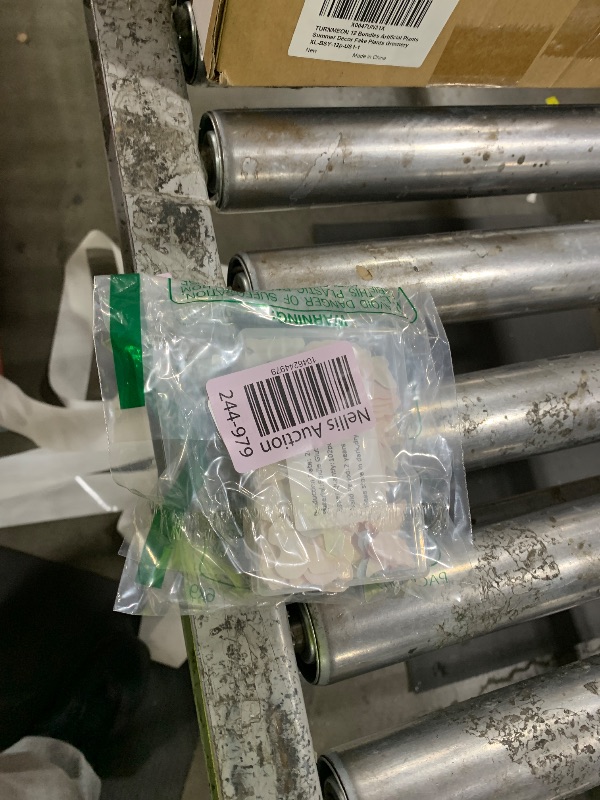 Photo 1 of 102Pcs Edible Flowers and Butterfly Cake Topper Cupcake Wafer Paper Hawaiian Flower Leaves Cake Decor Wedding Themed Party Kids Wedding Girl Women Party Birthday Cake Decoration Supplies