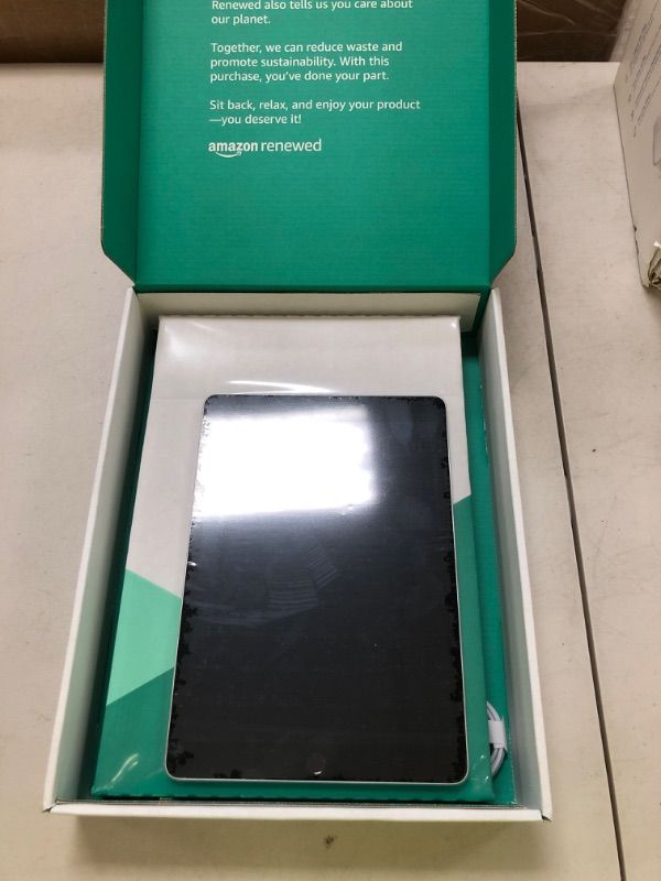 Photo 1 of Apple iPad Pro 11-inch (3nd Gen.) - 256GB - WiFi - Space Gray (Renewed Premium)