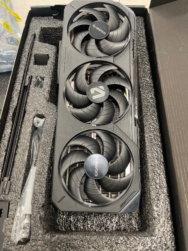 Photo 1 of GIGABYTE GeForce RTX 5070 Gaming OC 12G Graphics Card, 12GB 192-bit GDDR7, PCIe 5.0, WINDFORCE Cooling System, GV-N5070GAMING OC-12GD Video Card