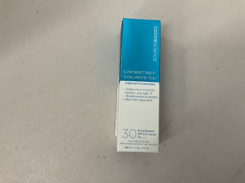 Photo 1 of Colorescience Total Protection Sheer Matte SPF 30 Sunscreen Brush For Oily and Acne-Prone Skin, Unscented 0.15 Ounce, Powder