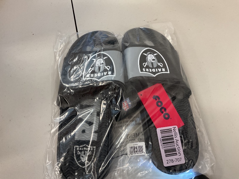 Photo 1 of FOCO Las Vegas Raiders NFL Mens Colorblock Big Logo Gel Slides - L