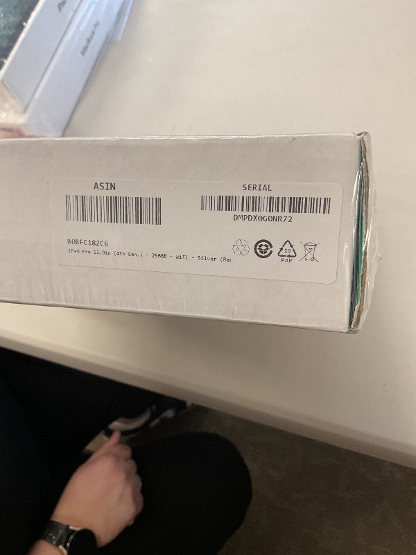 Photo 1 of iPad Pro 12.9in (4th Gen.) - 256GB - WiFi - Silver (Renewed Premium)